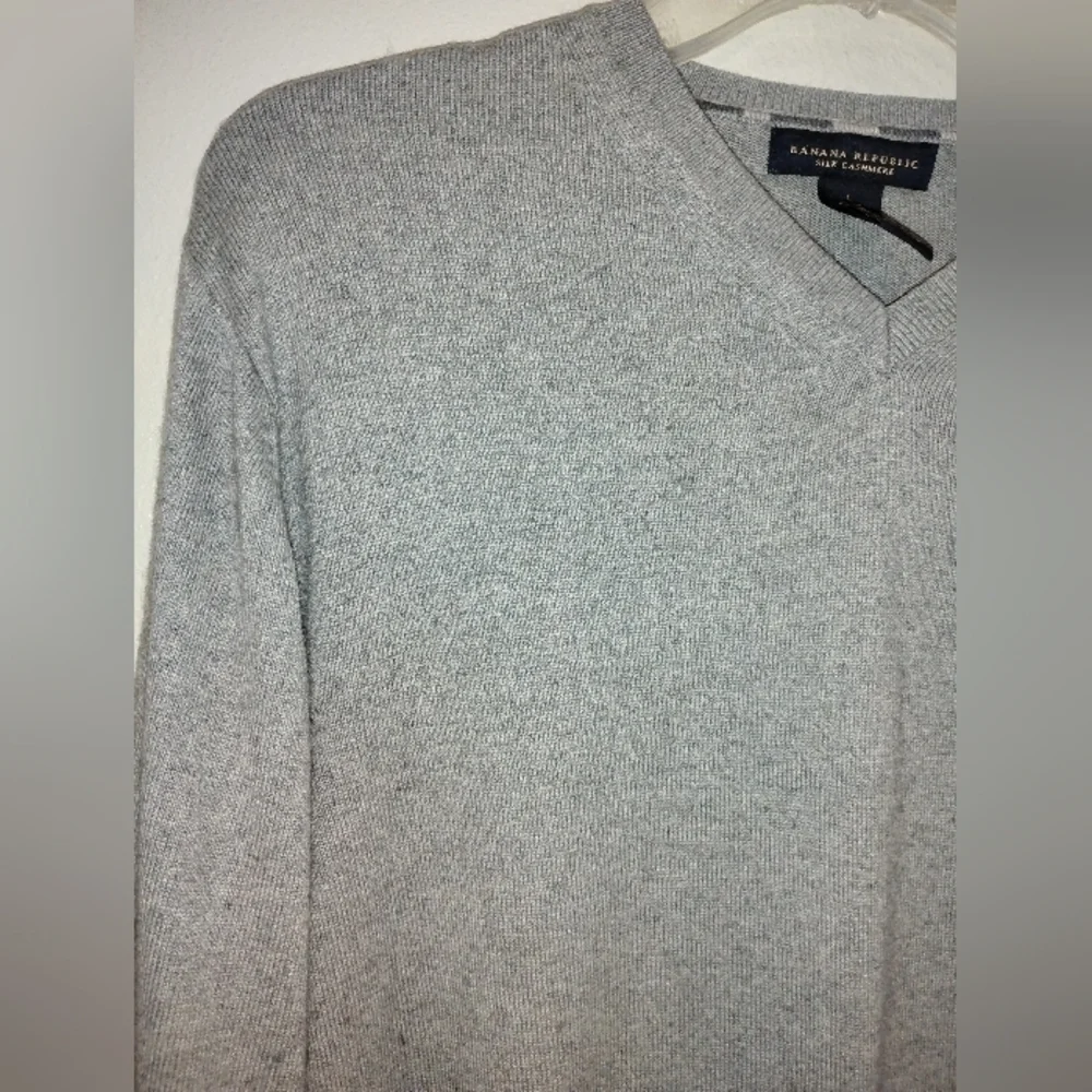 BANANA REPUBLIC SILK CASHMERE V NECK SWEATER